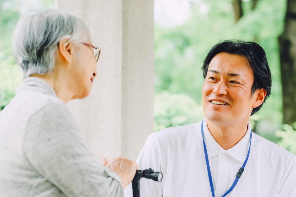 脳梗塞患者と語るリハビリスタッフ